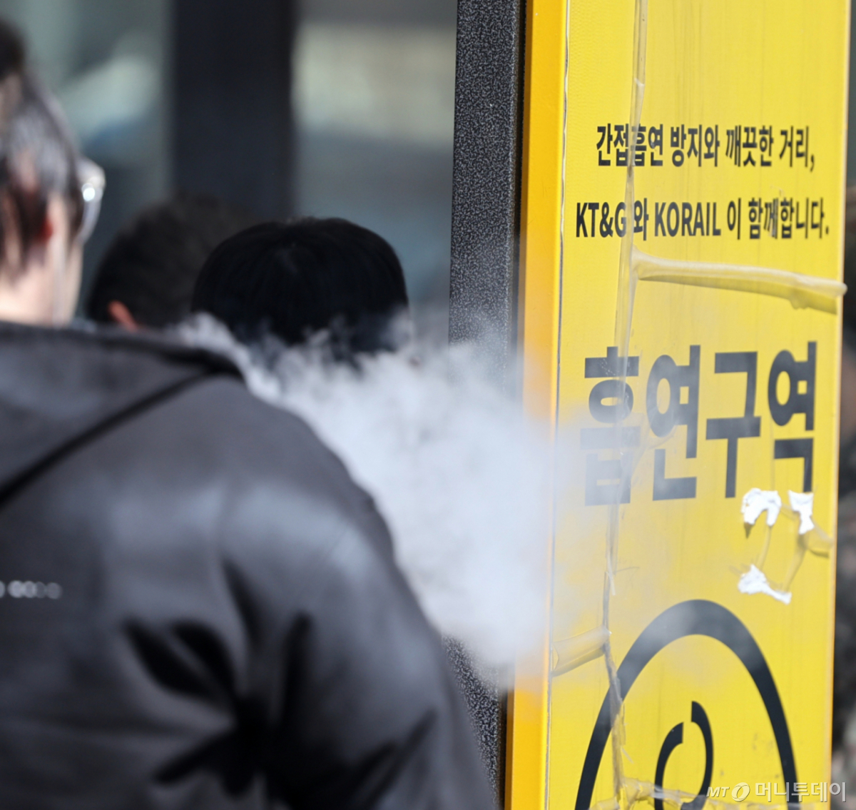 (서울=뉴스1) 황기선 기자 = 24일 액상형 전자담배가 일반 담배와 동일하게 규제되면서 금연구역 내 사용이 전면 금지된다. 액상형 전자담배를 포함한 모든 형태의 담배는 금연구역에서 흡연이 금지되며 위반 시 10만 원 이하의 과태료가 부과된다. 사진은 이날 서울역 인근 흡연구역의 모습. 2026.4.24/뉴스1 Copyright © 뉴스1. All rights reserved. 무단 전재 및 재배포, AI학습 이용 금지. /사진=(서울=뉴스1) 황기선 기자