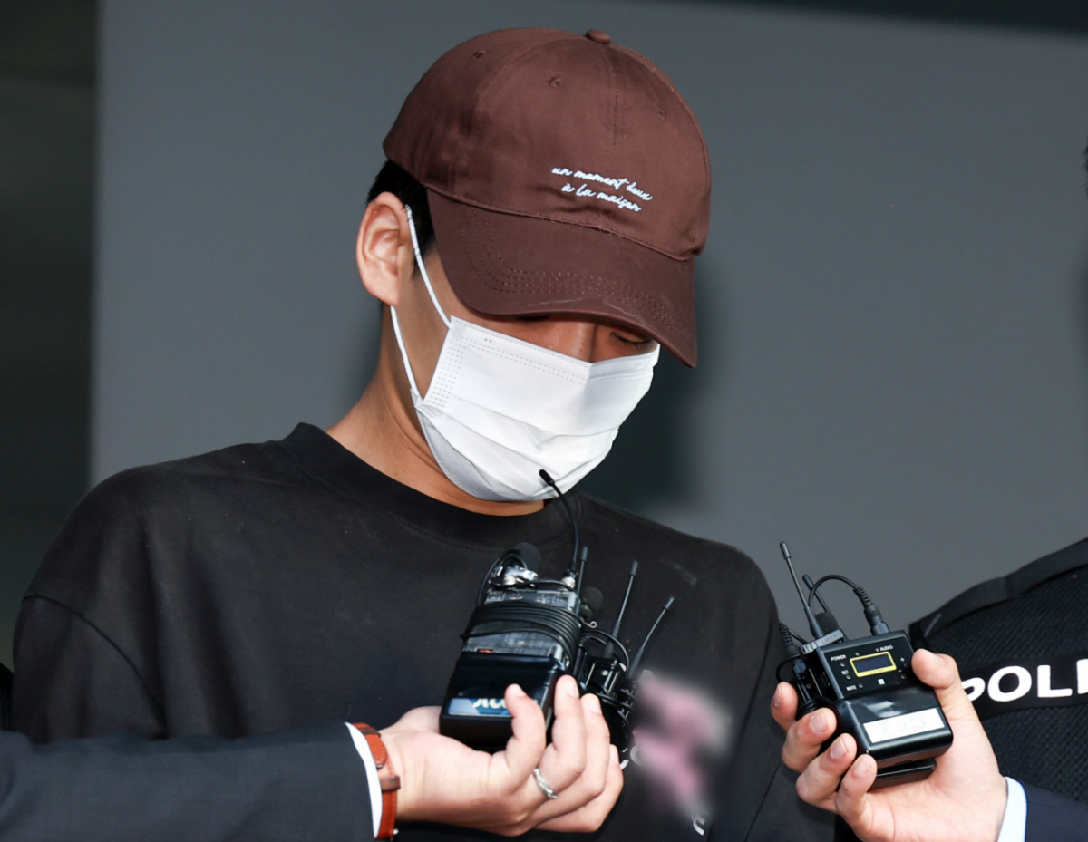 장모를 흉기로 찔러 숨지게 한 뒤 별거하던 부인을 납치해 달아난 혐의로 구속된 26살 남성 김성우가 지난 20일 오전 서울 송파구 송파경찰서에서 공소청으로 송치되고 있다./사진=뉴스1.