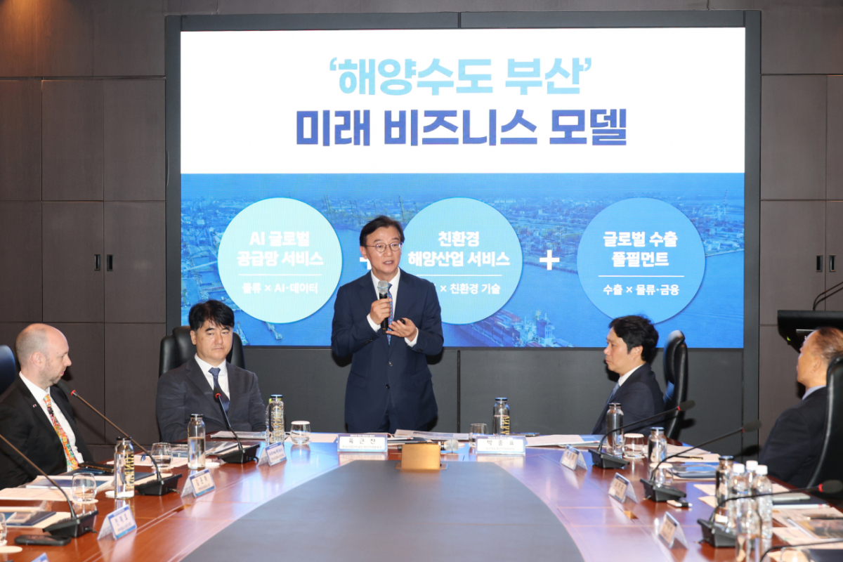 전재수 부산시장(가운데)이 29일 해양수도 부산 세일즈단 출범식을 하고 부산 투자환경을 설명하고 있다./사진제공=부산시
