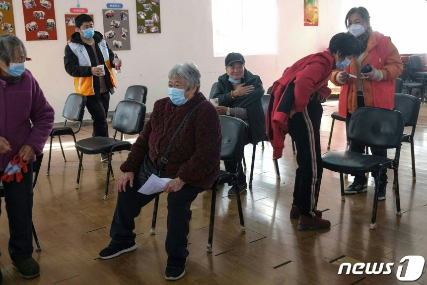 중국 상하이에 마련된 코로나19 백신 접종소서 노인이 접종을 기다리고 있다. /사진=뉴스1