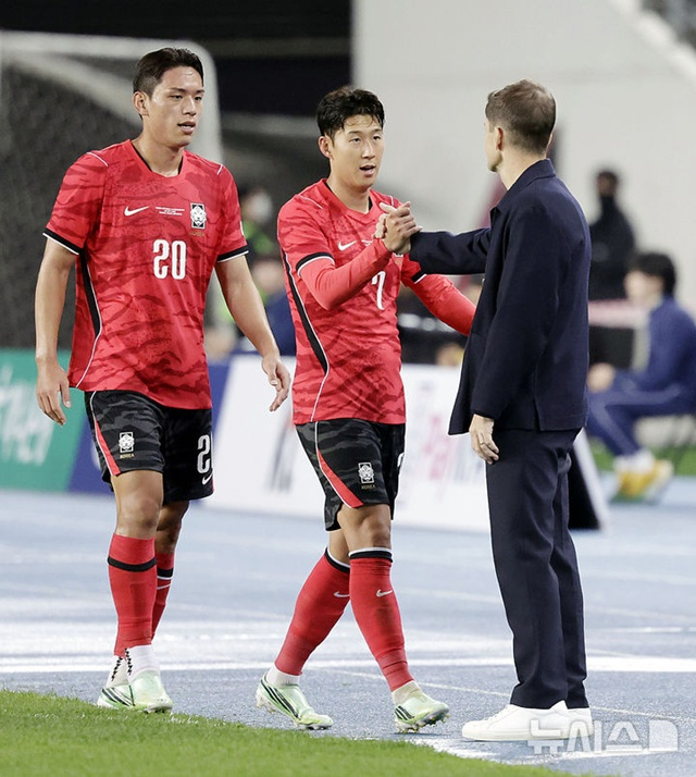 손흥민(가운데)과 로베르트 모레노 한국 축구대표팀 임시감독. /사진=뉴시스 제공