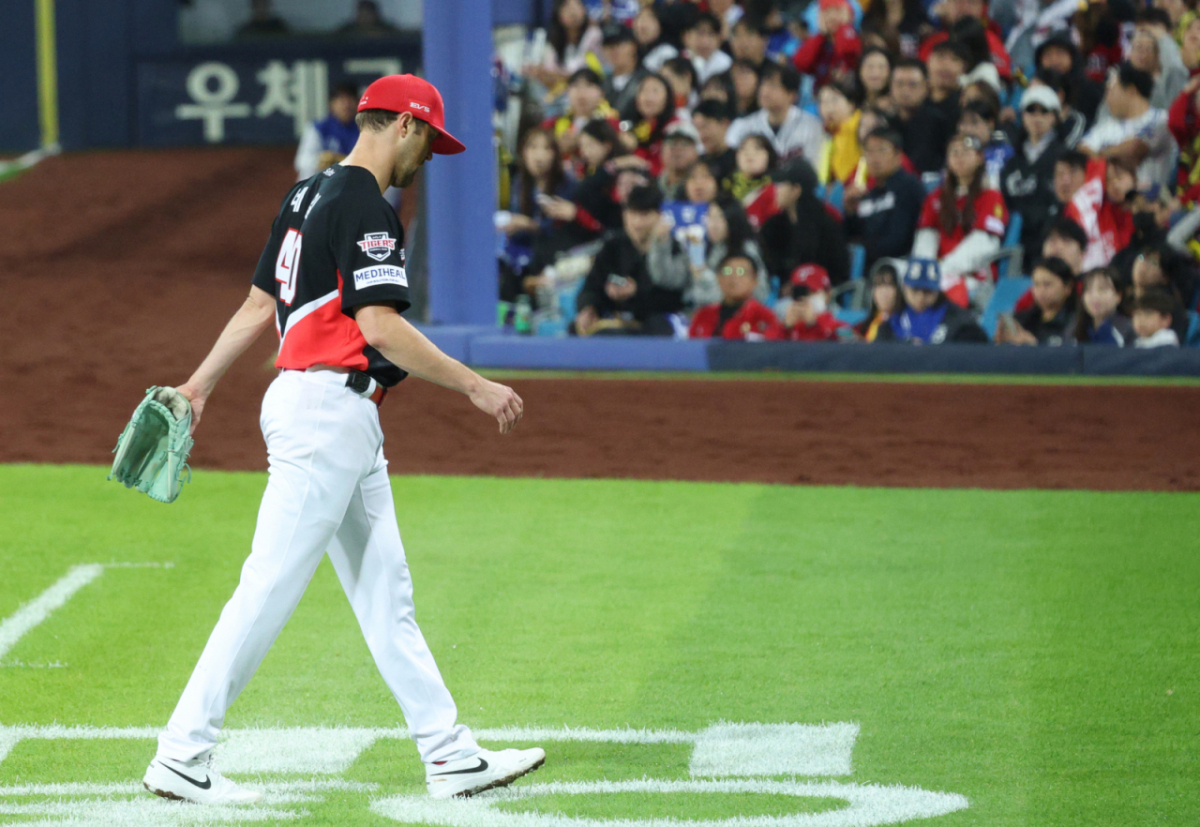 KIA 타이거즈 제임스 네일이 지난 26일 삼성 라이온즈와 2026 신한 SOL KBO 포스트시즌 플레이오프(PO) 1차전에서 5회말 헤드샷 퇴장을 당하고 더그아웃으로 물러나고 있다./사진=김진경 대기자.