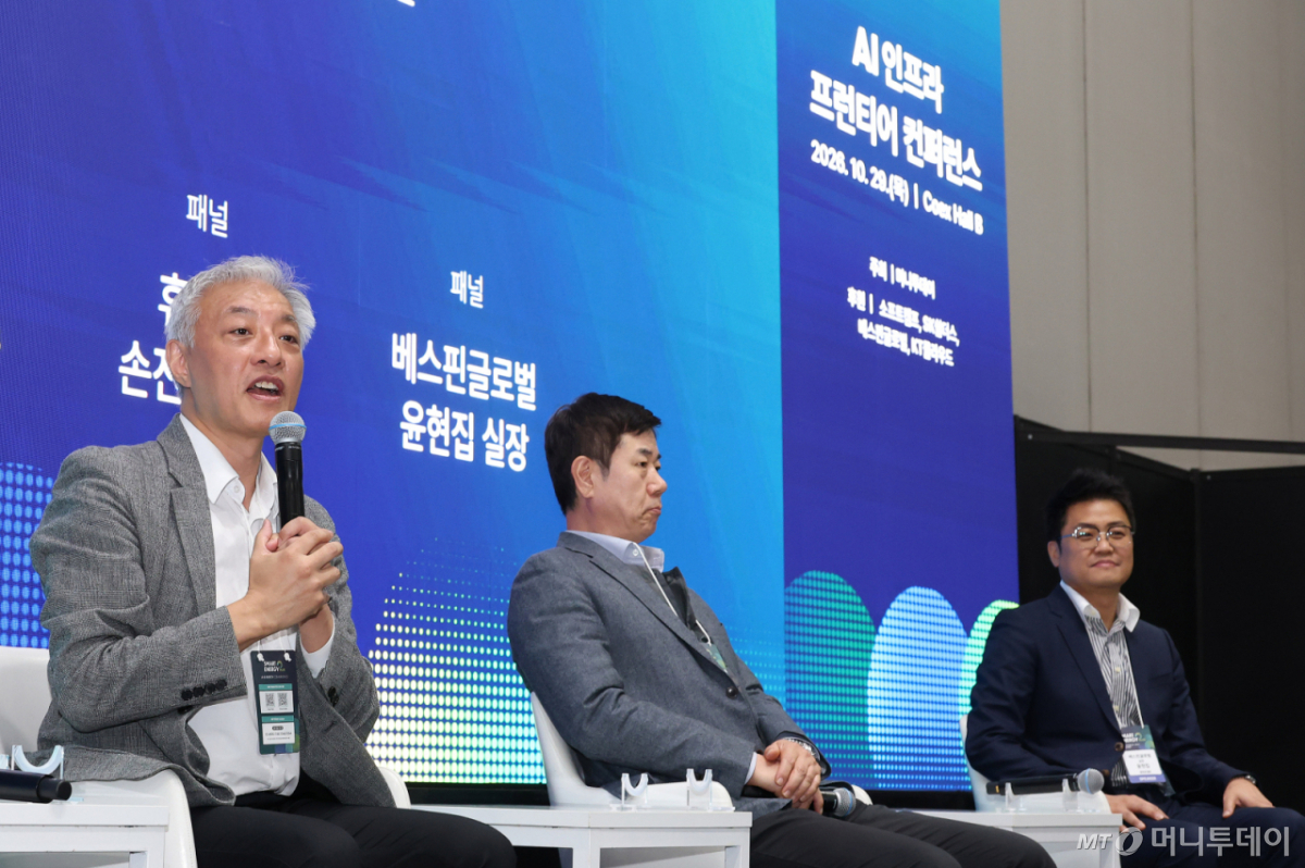 윤석빈 서강대학교 특임교수가 29일 서울 강남구 코엑스에서 열린 '스마트에너지플러스 2026' 오픈 스테이지 '2026 AI 인프라 프런티어 컨퍼런스-AIF 발족식 및 특별대담' 좌장을 맡아 진행을 하고 있다. /사진=김창현 기자 chmt@
