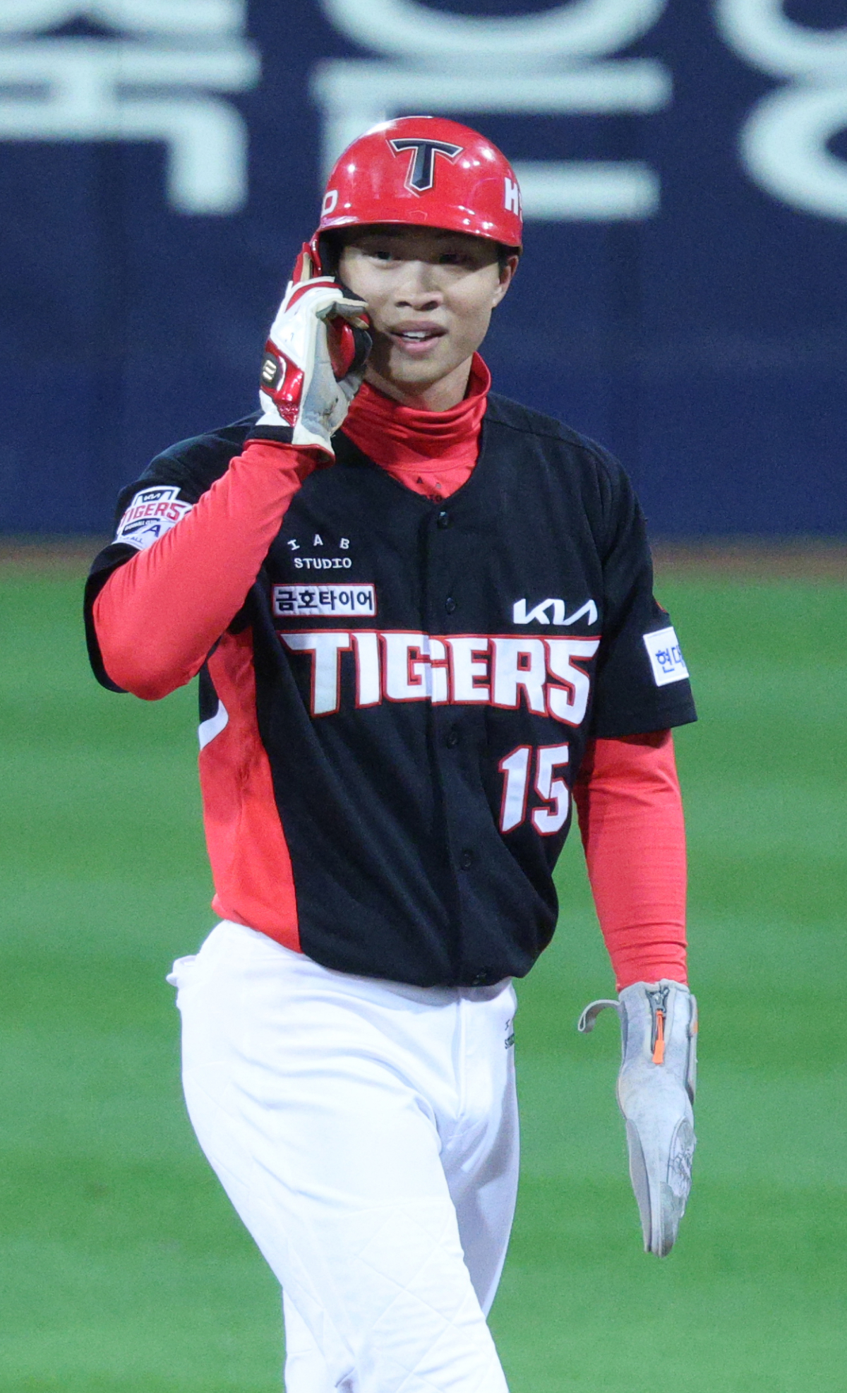 2026 KBO 포스트시즌 플레이오프(PO) 2차전 삼성 대 KIA전이 27일 대구 삼성라이온즈파크에서 열렸다. KIA 박재현이 3회초 1사 2루에서 내야안타를 날리고 1루에서 세이프된 후 활짝 웃고 있다. /사진=김진경 kim.jinkyung@