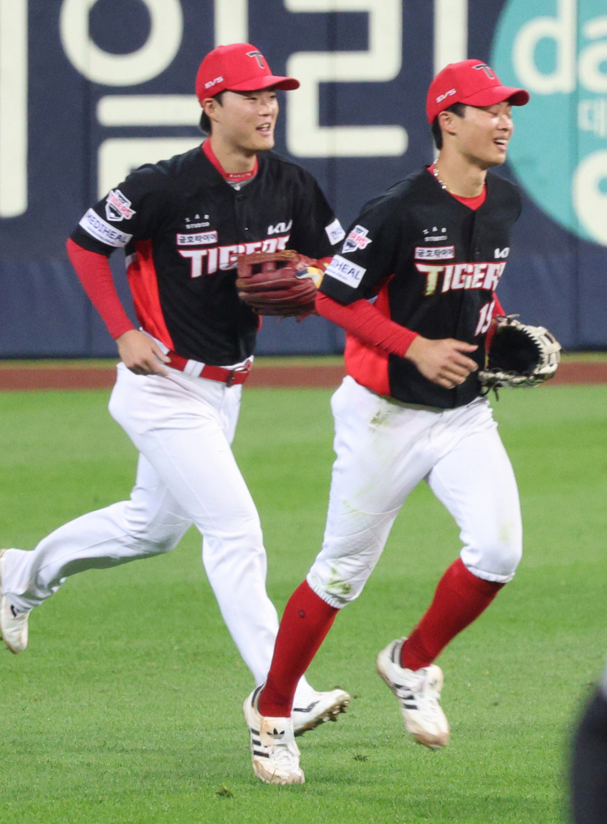 2026 KBO 포스트시즌 플레이오프(PO) 1차전 삼성 대 KIA전이 2일 대구 삼성라이온즈파크에서 열렸다. KIA 좌익수 박재현(오른쪽)이 7회말 2사에서 삼성 강민호의 안타성 타구를 몸을 날려 캐치한 후 팬들의 박수를 받으며 더그아웃으로 향하고 있다. /사진=김진경 kim.jinkyung@