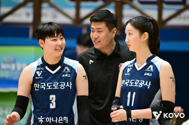 김영래 한국도로공사 감독(가운데). /사진=KOVO 제공