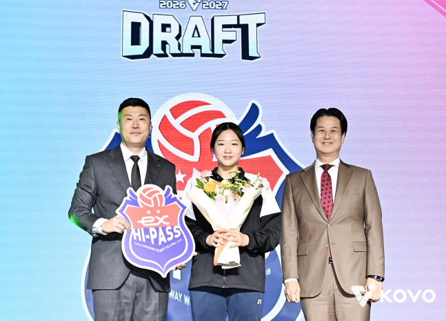 김영래 감독대행(왼쪽)이 28일 서울 강서구 메이필드호텔에서 열린 2026~2027 V리그 신인선수 드래프트 행사에 참석했다. /사진=KOVO 제공