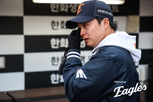 한화 이글스 왕옌청이 지난 3월 29일 KBO 데뷔전에서 승리를 거두고 눈물을 훔치고 있다. /사진=한화 이글스 제공