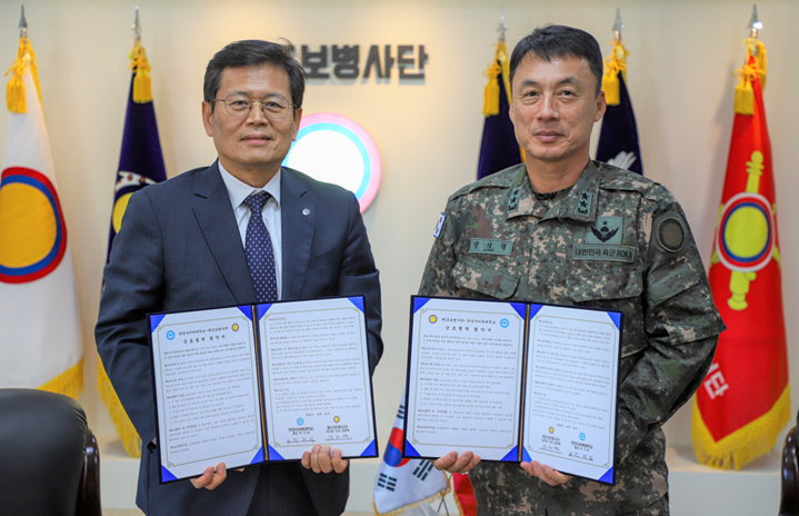 지난 21일 정현철 한양사이버대 부총장(왼쪽)과 임외택 제15보병사단장(오른쪽)이 업무협약 체결 후 기념 촬영을 하고 있다./사진제공=한양사이버대