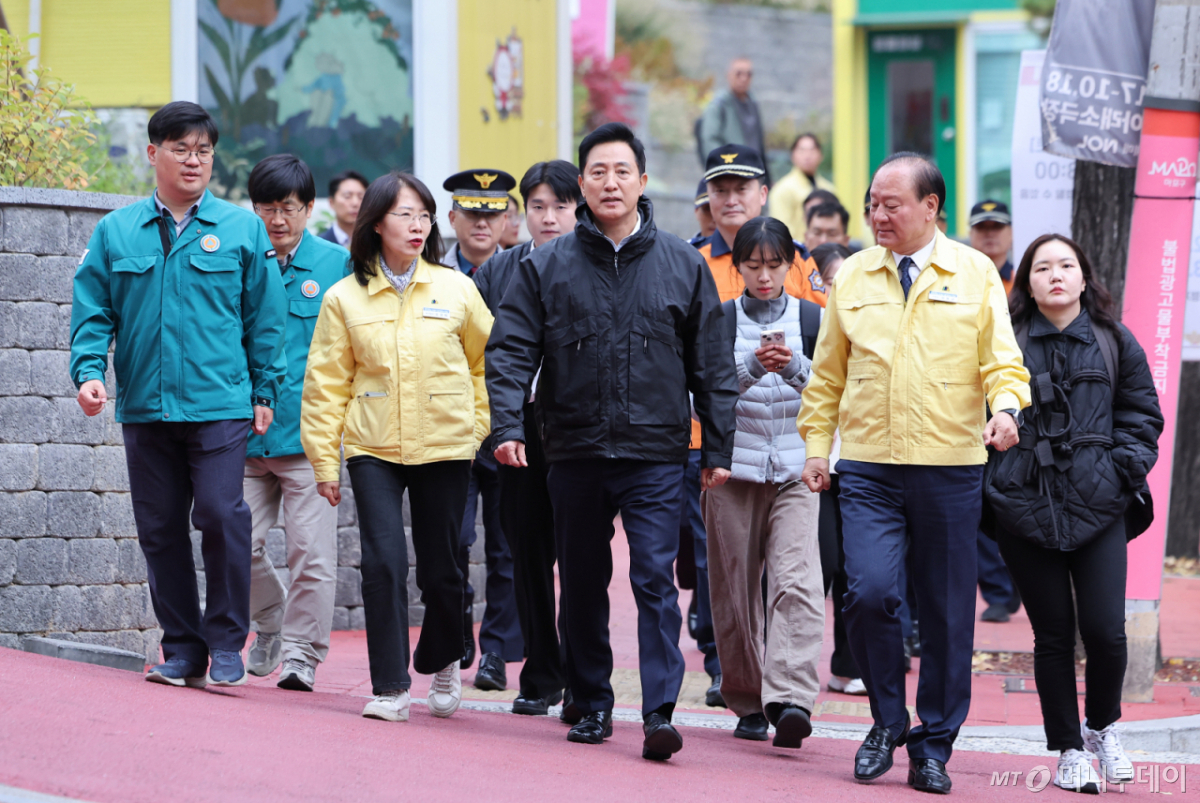 [서울=뉴시스] 박주성 기자 = 오세훈 서울시장이 29일 오후 서울 홍대 관광특구를 방문해 유동균 마포구청장, 오경희 마포구부구청장 등과 함께 핼러윈 대비 현장점검을 하고 있다. (공동취재). 2026.10.29. photo@newsis.com /사진=