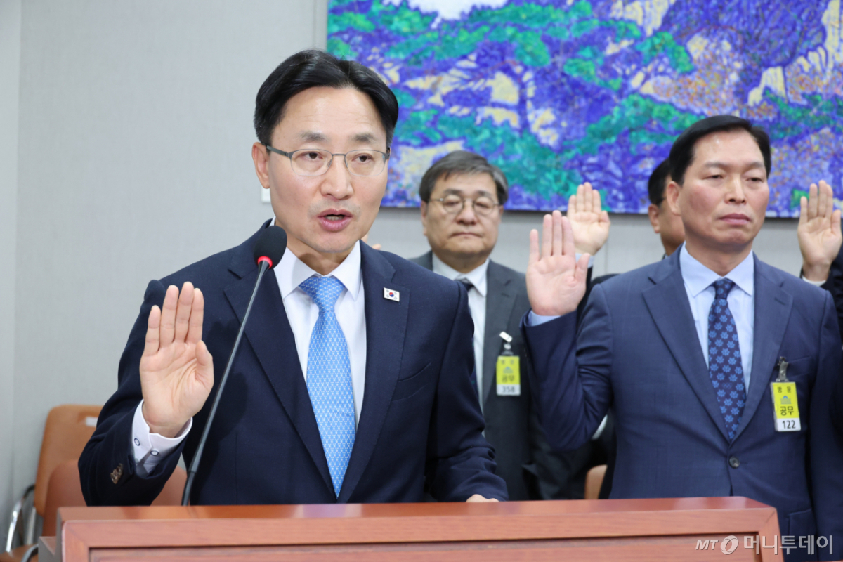 (서울=뉴스1) 신웅수 기자 = 임광현 대통령 비서실장이 29일 서울 여의도 국회에서 열린 국회운영위원회의 대통령 비서실 등에 대한 국정감사에서 증인 선서를 하고 있다. 2026.10.29/뉴스1  Copyright © 뉴스1. All rights reserved. 무단 전재 및 재배포,  AI학습 이용 금지. /사진=(서울=뉴스1) 신웅수 기자