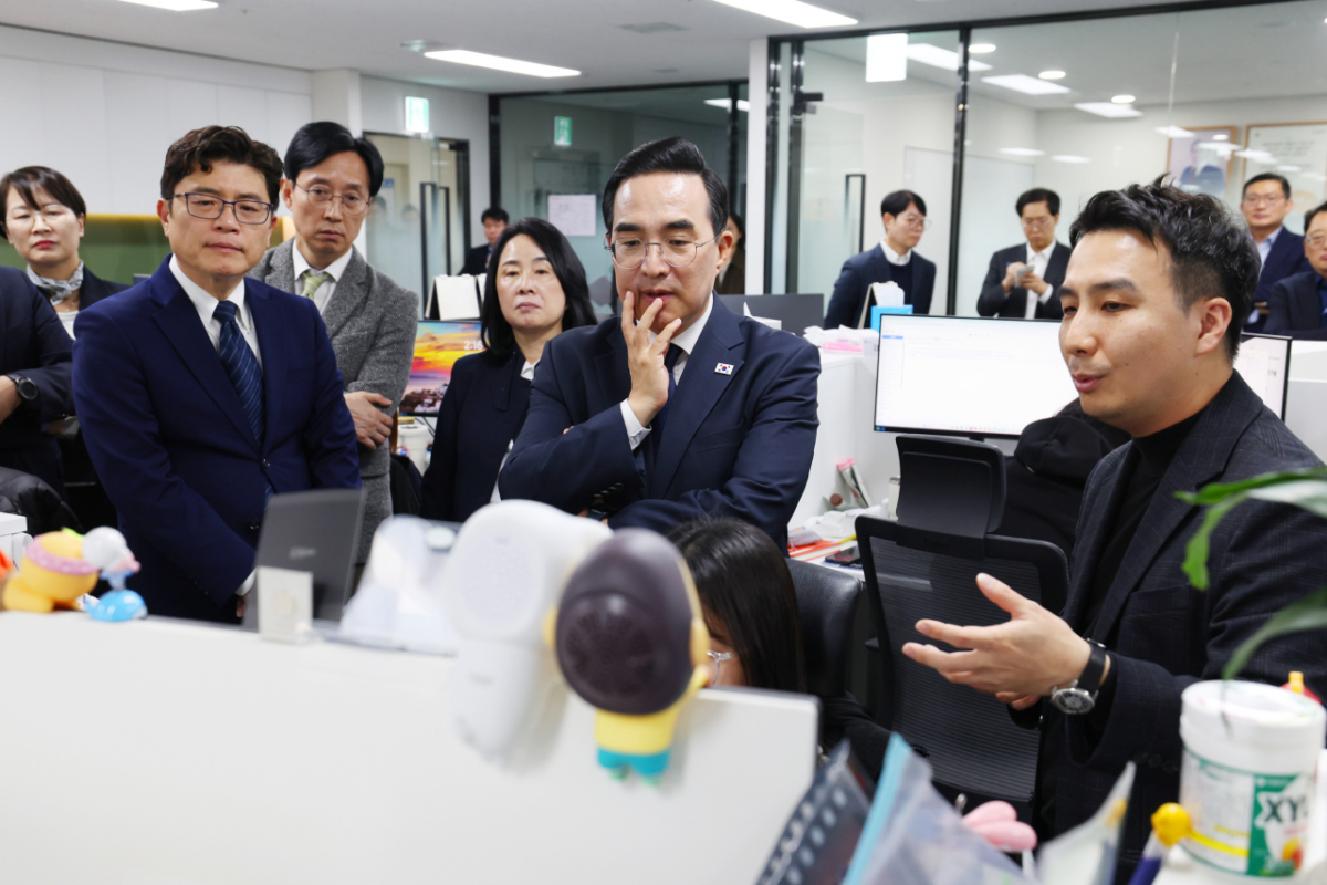 박홍근 기획예산처 장관이 29일 오후 서울 마포구 CJ 4DPLEX를 방문해 콘텐츠 제작 시연을 보고 있다./사진제공=기획처