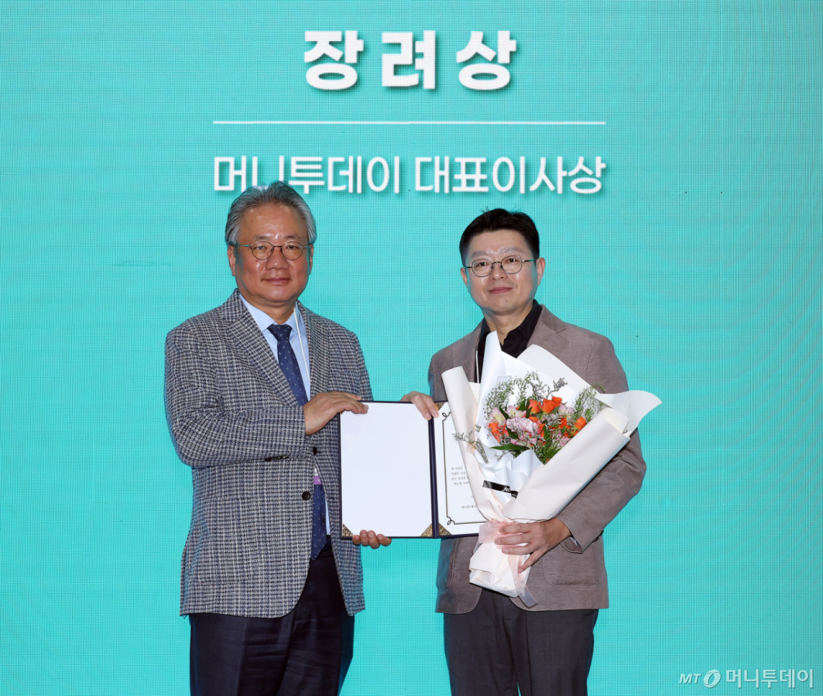 29일 서울 코엑스에서 열린 '2026 K-프리미어 딥테크 페스타'에서 강호병 머니투데이 대표이사(왼쪽)가 장려상울 수상한 김신현 KAIST 전기 및 전자공학부 교수에게 상장을 수여한 뒤 기념촬영을 하고 있다. /사진=김창현 기자 chmt@