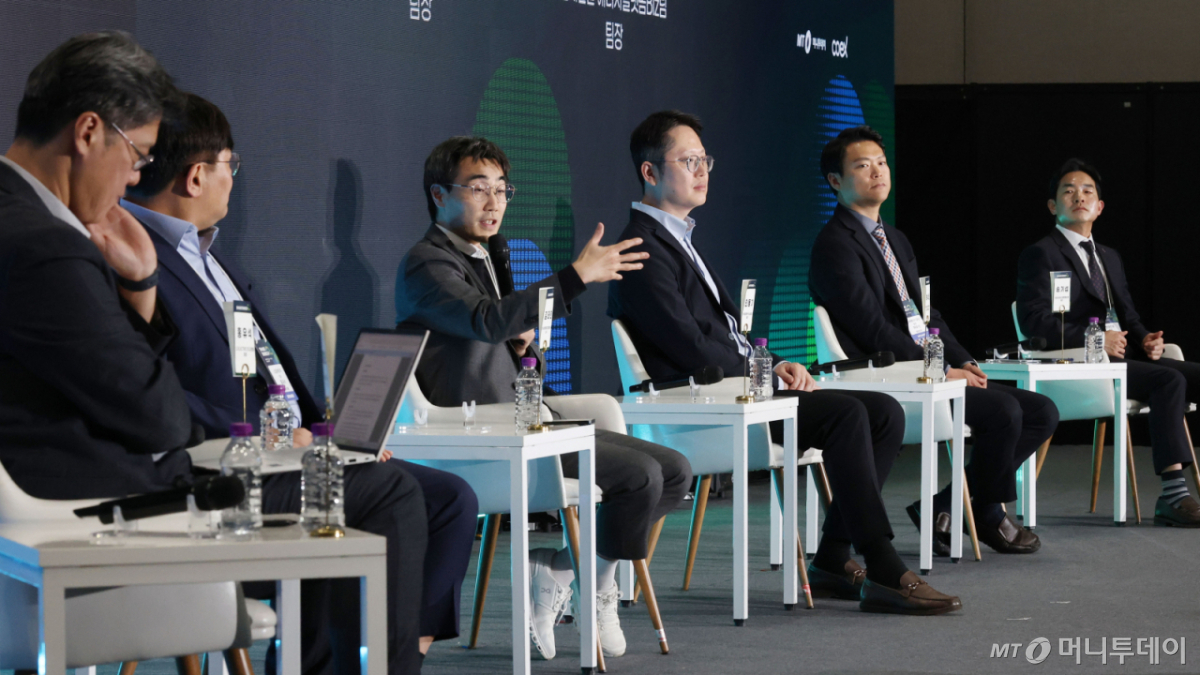 김범조 KEI컨설팅 전무, 홍유석 LS일렉트릭 ESG경영팀장, 김태한 한국사회책임투자포럼 이사, 민동기 한국산업은행 PF2실 발전2팀장, 허수현 한국에너지공단 재생정책처 RE100정책팀장, 송기섭 현대건설 에너지플랫폼Biz팀장(왼쪽부터)이 29일 서울 강남구 코엑스에서 열린 '스마트 에너지 플러스 2026' 탄소중립 아카데미 네트워킹 세션에서 패널토론을 하고 있다. /사진=이기범 기자 leekb@