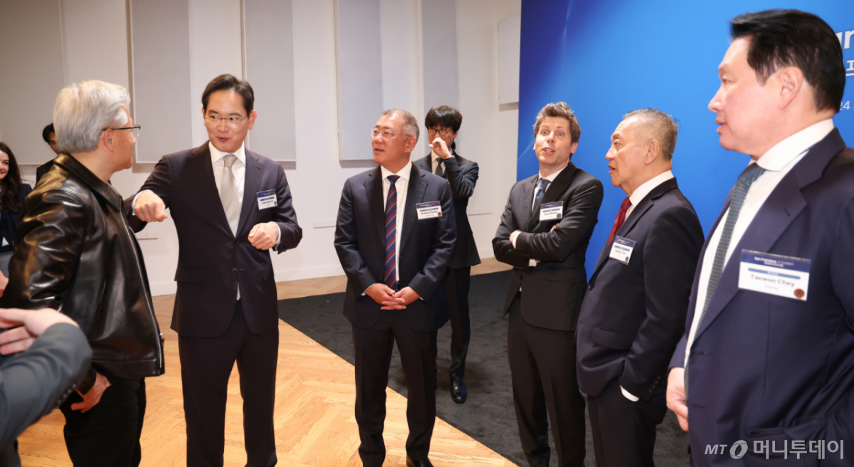 (샌프란시스코(미국)=뉴스1) 허경 기자 = 젠슨 황 엔비디아 CEO(왼쪽부터)와 이재용 삼성전자 회장, 정의선 현대차그룹 회장, 샘 올트먼 오픈AI CEO, 혹 탄 브로드컴 사장 겸 CEO, 최태원 SK그룹 회장이 24일(현지시간) 미국 샌프란시스코 미드웨이에서 열린 AI 서밋에서 대화를 하고 있다. 2026.7.25/뉴스1 Copyright © 뉴스1. All rights reserved. 무단 전재 및 재배포, AI학습 이용 금지. /사진=(샌프란시스코(미국)=뉴스1) 허경 기자