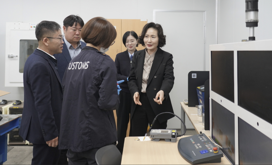이진희 관세청 통관국장(오른쪽)이 29일 인천공항 특송물류센터를 방문해 특송으로 반입되는 물품에 대한 마약검사 현장을 점검하고 있다./사진제공=관세청