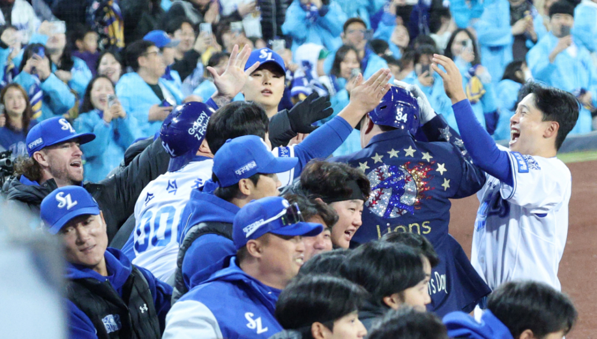 2026 KBO 포스트시즌 플레이오프(PO) 2차전 삼성 대 KIA전이 27일 대구 삼성라이온즈파크에서 열렸다. 삼성 최형우가 7회말 1사에서 우월 1점 홈런을 날리고 홈인하고 있다. /사진=김진경 kim.jinkyung@