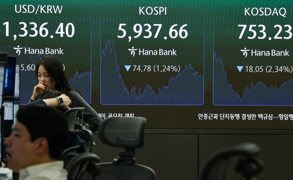 29일 오후 서울 중구 하나은행 본점 딜링룸 전광판에 코스피 등 종가가 표시되고 있다. 이날 코스피는 전 거래일 대비 74.78포인트(1.24%) 하락한 5937.66, 코스닥은 18.05포인트(2.34%) 내린 753.28에 거래를 마쳤다. 2026.10.29/뉴스1