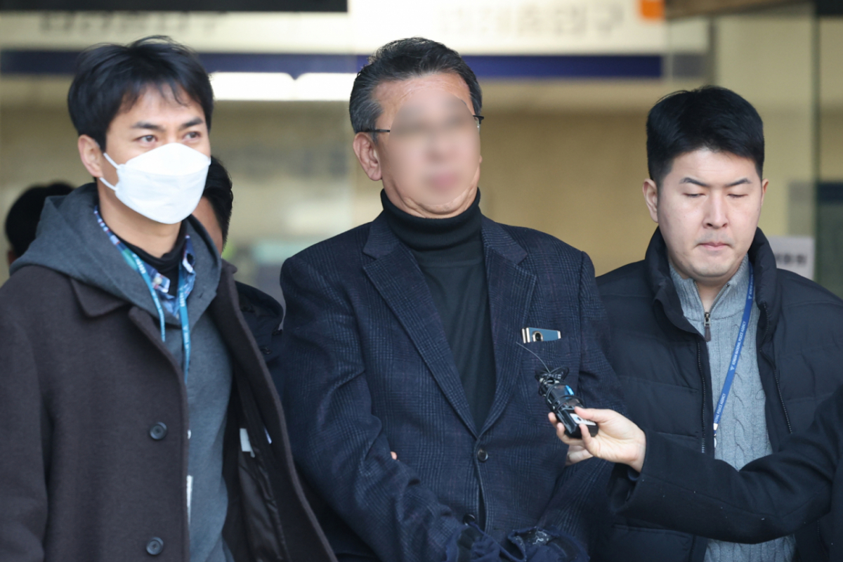 중증 발달장애인 거주 시설 '색동원' 내 입소자들을 성적으로 학대한 의혹을 받는 원장 김 모씨가 2월19일 서울 서초구 중앙지방법원에서 구속 전 피의자 심문(영장실질심사)을 마친 뒤 구치소로 이동하고 있다./사진=뉴스1