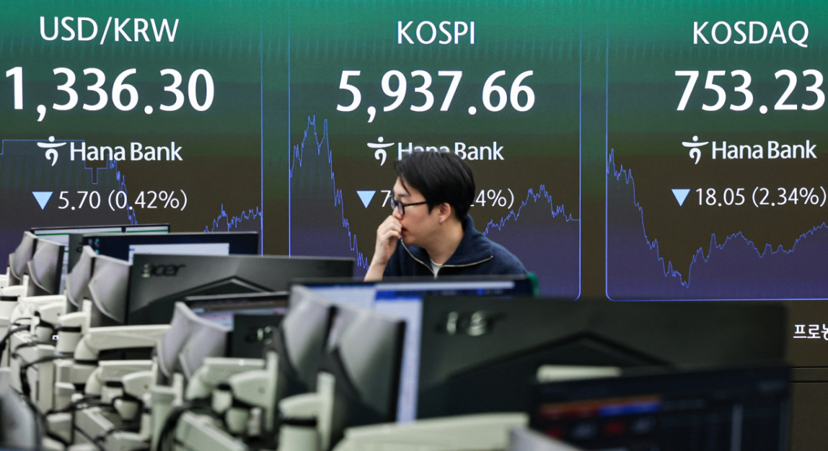 29일 오후 서울 중구 하나은행 본점 딜링룸 전광판에 원/달러 환율(왼쪽부터)·코스피·코스닥 종가가 표시되고 있다./사진=뉴스1