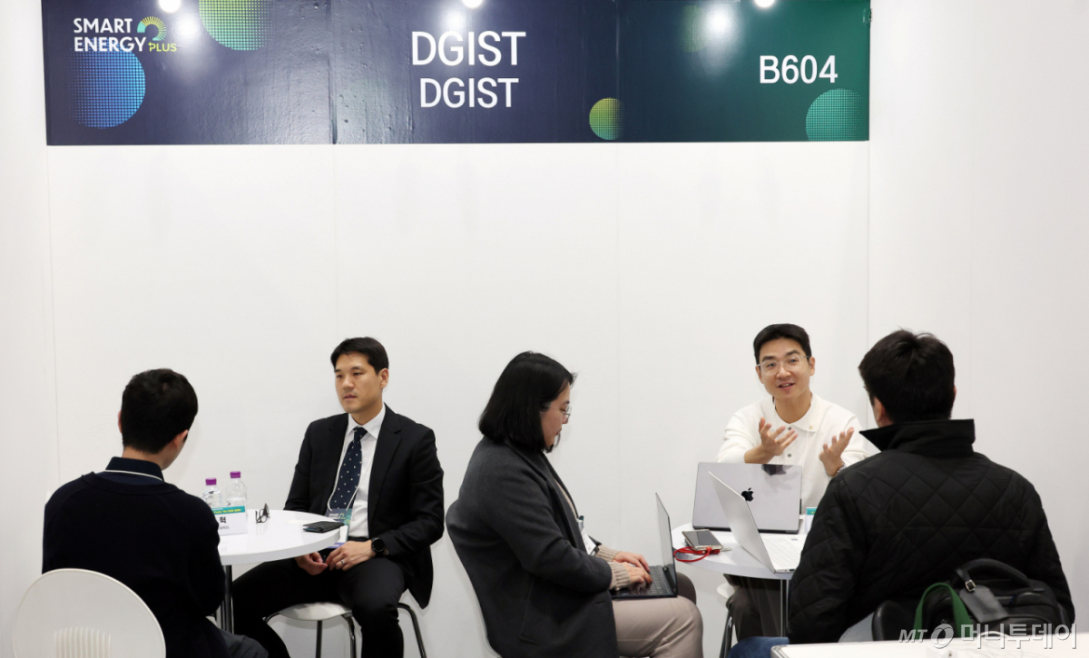29일 서울 삼성동 코엑스에서 열린 '2026 K-프리미어 딥테크 페스타'에 연계해 열린 DGIST 기술사업화 상담 부스. /사진=김창현 기자 chmt@