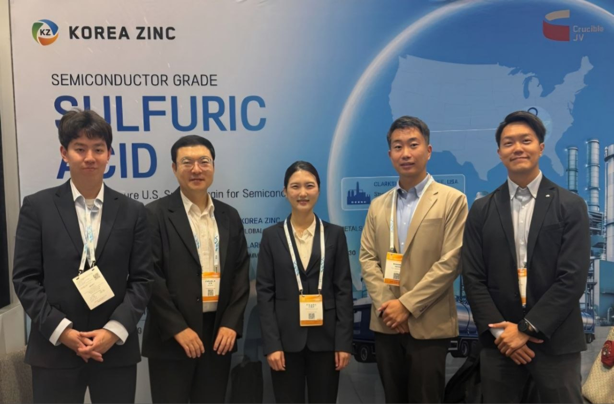 고려아연 임직원들이 이달 미국에서 열린 반도체 산업 전시회 ‘SEMICON West 2026’에 참가해 글로벌 반도체 기업들과 협력 방안을 논의하고 사진을 찍고 있다. /사진제공=고려아연