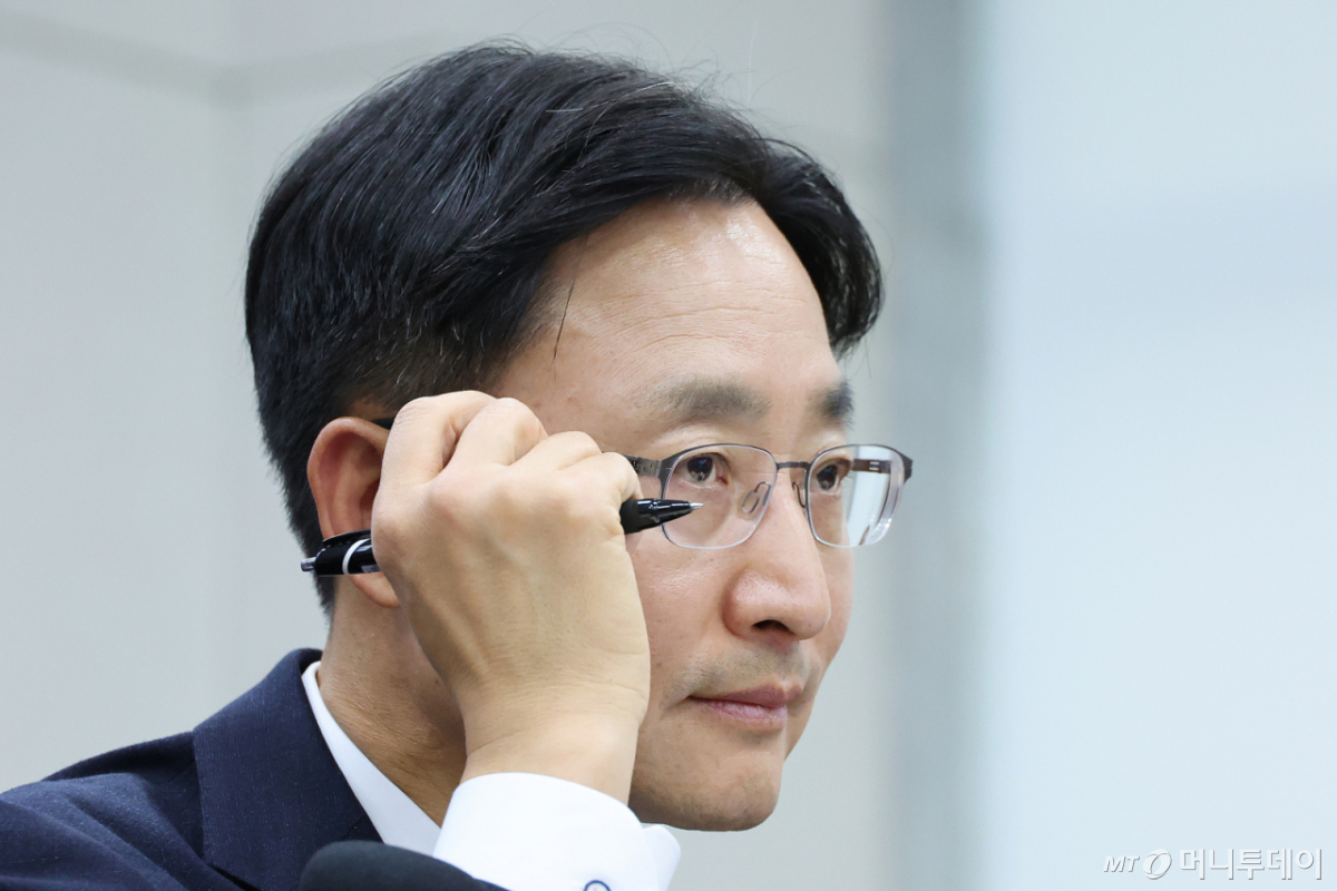 (서울=뉴스1) 신웅수 기자 = 임광현 대통령 비서실장이 29일 서울 여의도 국회에서 열린 국회운영위원회의 대통령 비서실 등에 대한 국정감사에서 생각에 잠겨 있다. 2026.10.29/뉴스1 Copyright © 뉴스1. All rights reserved. 무단 전재 및 재배포, AI학습 이용 금지. /사진=(서울=뉴스1) 신웅수 기자