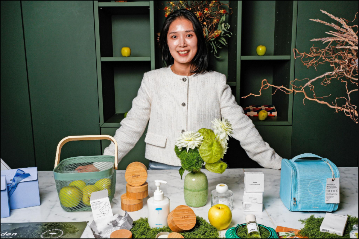 서선미 서스테이너블랩 대표와 이든 제품. /사진=서스테이너블랩