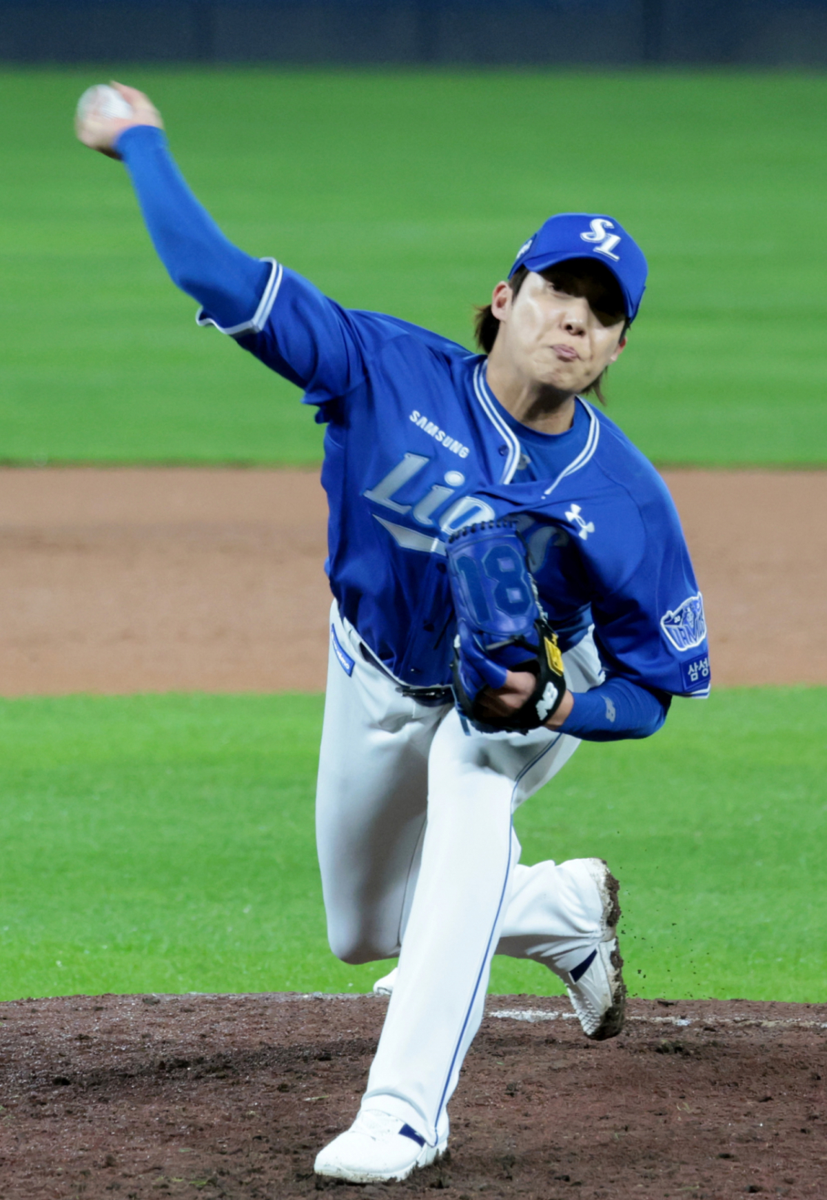삼성 원태인이 29일 광주 KIA챔피언스필드에서 열린 2026KBO리그 플레이오프 KIA타이거즈와 삼성라이온즈 3차전 6회말 등판하고 있다. /사진=강영조 cameratalks@