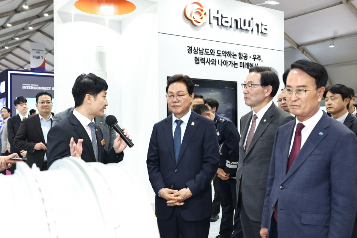 박완수 경남도지사(가운데)가 우주항공방위산업전을 찾아 전시 제품을 살펴보고 있다./사진제공=경남도