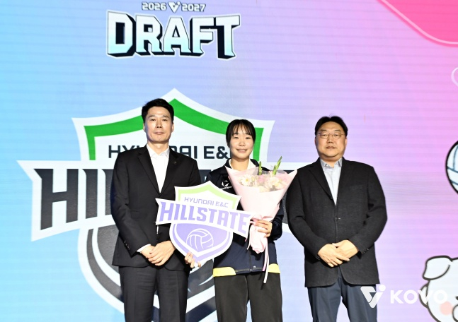 일신여상 정가영(가운데) 28일 서울 강서구 메이필드호텔에서 열린 2026~2027 한국배구연맹(KOVO) 여자 신인선수 드래프트에서 현대건설의 1라운드 전체 3순위 지명을 받았다. /사진=KOVO 제공