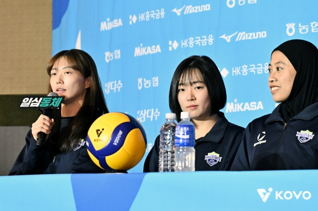 현대건설 세터 김다인(맨 왼쪽)이 최근 열린 2026~2027 V리그 미디어데이에서 발언하고 있다. /사진=KOVO 제공 