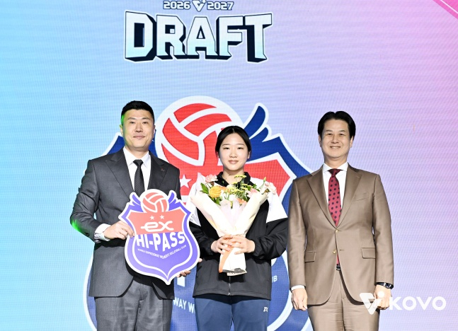 중앙여고 김현아(가운데)가 28일 서울 강서구 메이필드호텔에서 열린 2026~2027 한국배구연맹(KOVO) 여자 신인선수 드래프트에서 한국도로공사의 2라운드 4순위 지명을 받았다. /사진=KOVO 제공