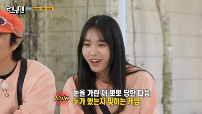 배우 안은진에게 뽀뽀를 요구하는 장면으로 성희롱 논란에 휩싸였던 SBS '런닝맨'이 방송 심의에서 '문제없음' 판단을 받았다./사진=SBS '런닝맨'
