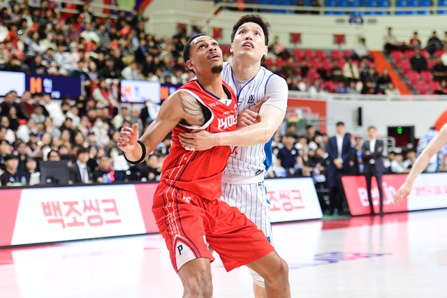 경기에 집중하는 다리우스 베즐리(왼쪽). /사진=KBL 제공