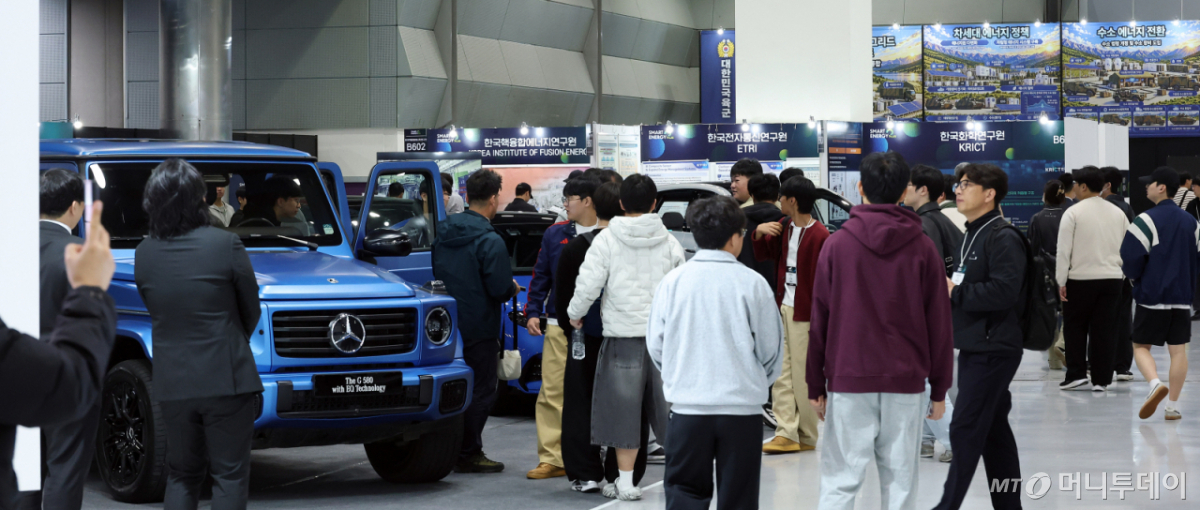 29일 서울 강남구 코엑스에서 열린 '스마트에너지플러스 2026'에서 관람객들이 스마트모빌리티 부스를 둘러보고 있다. /사진=김창현 기자 chmt@