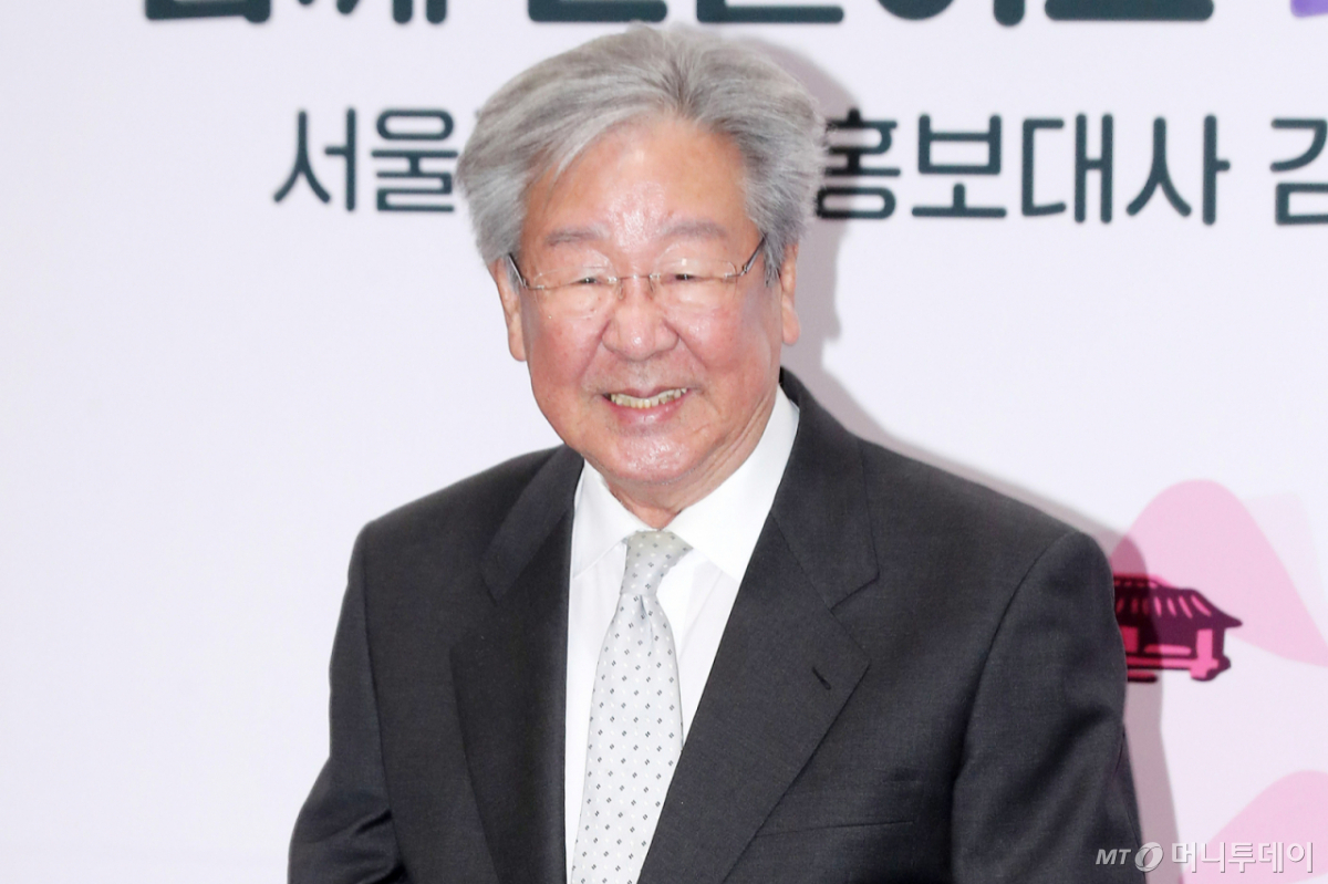 '국민 배우' 최불암의 별세에 연예계 동료와 후배들의 추모가 이어지고 있다. 고인을 따뜻한 아버지이자 친근한 이웃으로 기억하는 이들은 애도와 그리움을 전했다. 사진은 배우 최불암. /사진=머니투데이 사진 DB