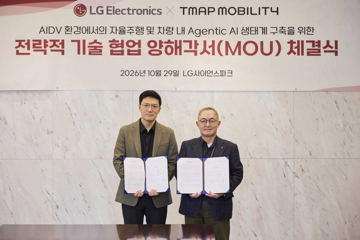티맵모빌리티는 LG전자와 지난 29일 서울 강서구 LG사이언스파크에서 'AIDV 환경에서의 자율주행 및 차량 내 에이전틱 AI 생태계 구축'을 위한 업무협약(MOU)을 체결했다고 30일 밝혔다. 사진은 전창근 티맵모빌리티 COO(왼쪽), 박인성 LG전자 CTO부문 A2X 센터장.