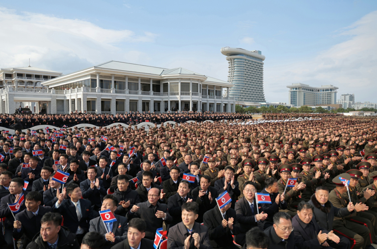 (평양 노동신문=뉴스1) = 북한 노동당 기관지 노동신문은 30일 전날 열린 '무인항공기술발전-2026' 전시회에서 일명 '저격수'로 불리는 초정밀 600㎜ 대구경 방사포의 전투 사격을 처음으로 군중 앞에 공개했다고 보도했다. 이날 김정은 노동당 총비서가 참관한 가운데 전술 자폭 무인공격기와 전술순항미사일, 다목적 무인기 등을 동원한 위력 시위도 진행됐다.   [국내에서만 사용가능. 재배포 금지. DB 금지. For Use Only in the Republic of Korea. Redistribution Prohibited]   Copyright © 뉴스1. All rights reserved. 무단 전재 및 재배포,  AI학습 이용 금지. /사진=(평양 노동신문=뉴스1)