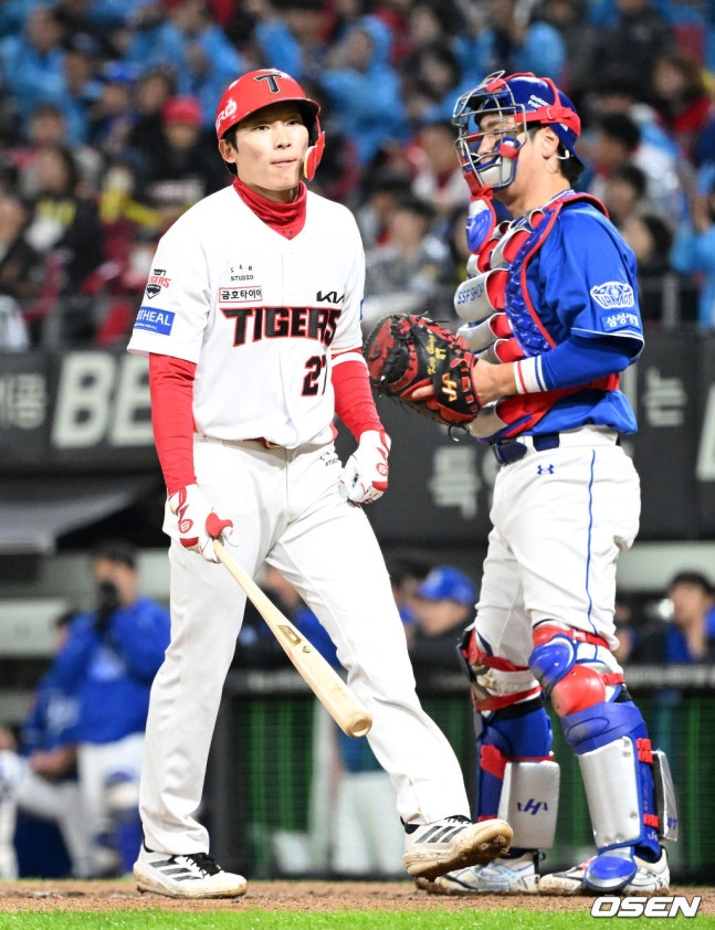 KIA 타이거즈 김호령(왼쪽)이 29일 광주-기아챔피언스필드에서 열린 삼성 라이온즈와 2026 신한 SOL KBO리그 플레이오프 3차전에서 삼진으로 물러나고 있다. 