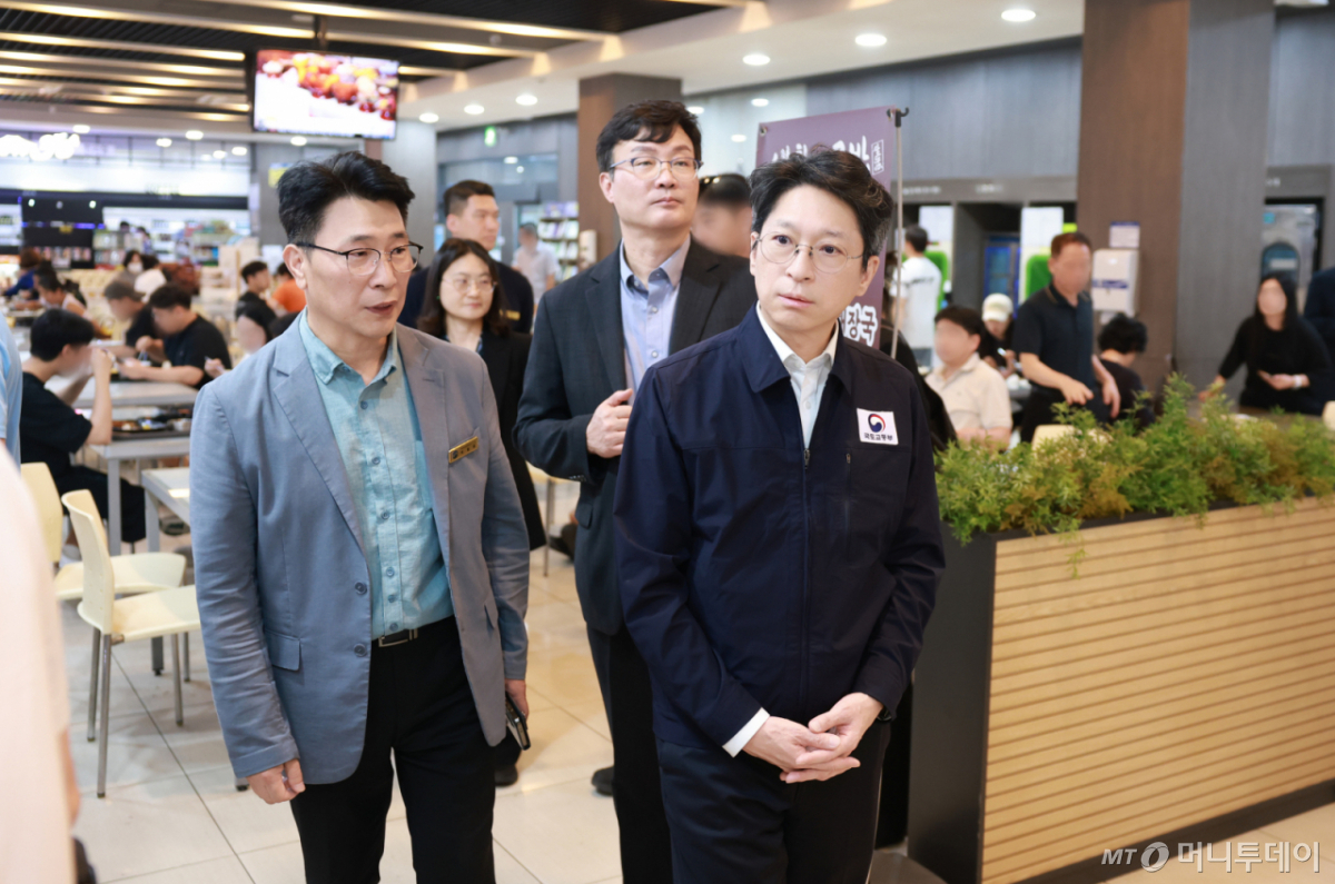 (서울=뉴스1) = 홍지선 국토교통부 장관이 추석 연휴를 하루 앞둔 23일 경부고속도로 죽암휴게소를 방문해 교통 대책과 안전관리 이행 상황을 점검하고 있다. (국토교통부 제공, 재판매 및 DB 금지) 2026.9.23/뉴스1 Copyright © 뉴스1. All rights reserved. 무단 전재 및 재배포, AI학습 이용 금지. /사진=(서울=뉴스1)