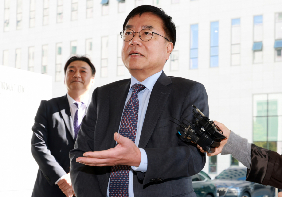 서범수 국민의힘 의원이 지난 7일 오후 서울 양천구 서울남부지방법원에서 열린 징계효력정지가처분 심문기일에 출석하며 취재진의 질문에 답하고 있다. /사진=뉴시스.