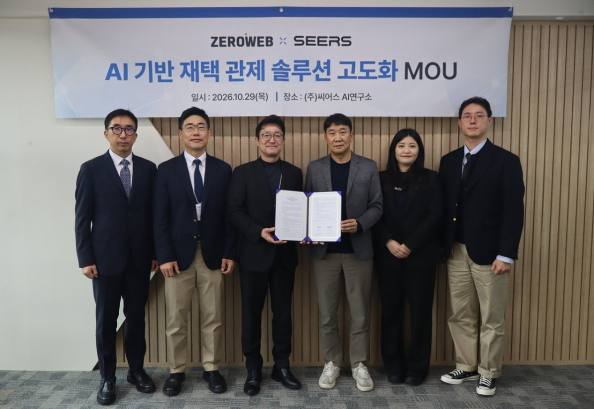 이영신 씨어스 대표(왼쪽 세 번째)와 이재현 제로웹 대표(왼쪽 네 번째)가 AI(인공지능) 기반 재택 환자 모니터링 서비스를 개발하기 위한 업무협약(MOU)을 체결하고 사진촬영을 하고 있다. /사진제공=씨어스