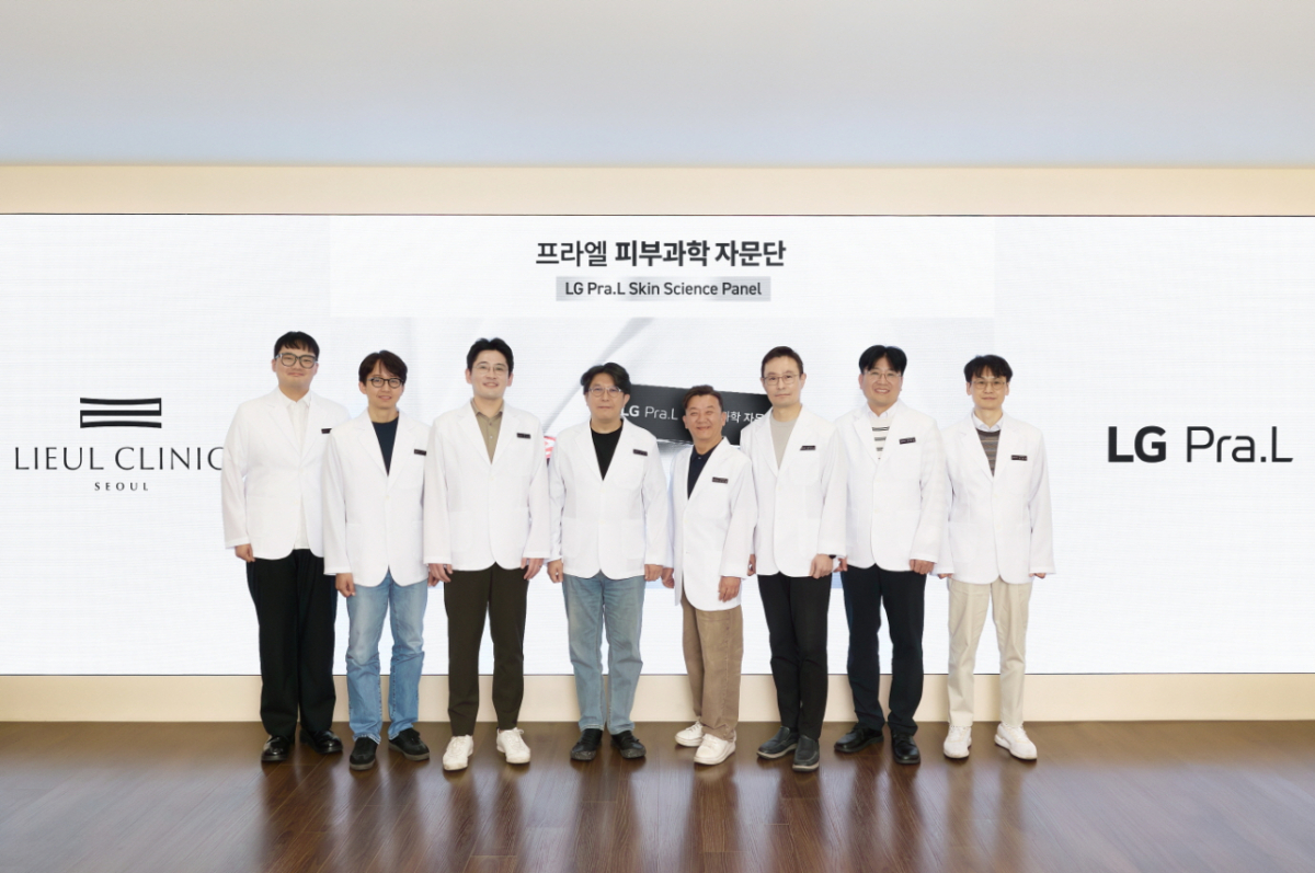 지난 22일 열린 LG 프라엘 피부과학 자문단 연구회에 LG생활건강 연구원들과 의료진이 참석했다./사진제공=LG생활건강.