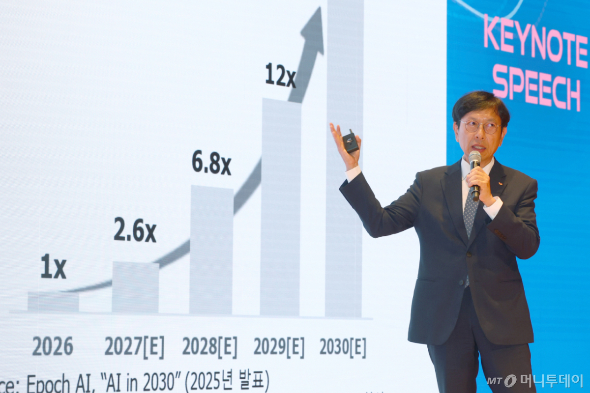 안현 SK하이닉스 개발총괄 사장이 14일 서울 강남구 코엑스에서 열린 제28회 반도체대전(SEDEX 2026) 키노트 스피치에서 'AI 시대, 메모리 혁신의 방향을 묻다'를 주제로 기조강연하고 있다. /사진=뉴시스 /사진=전신