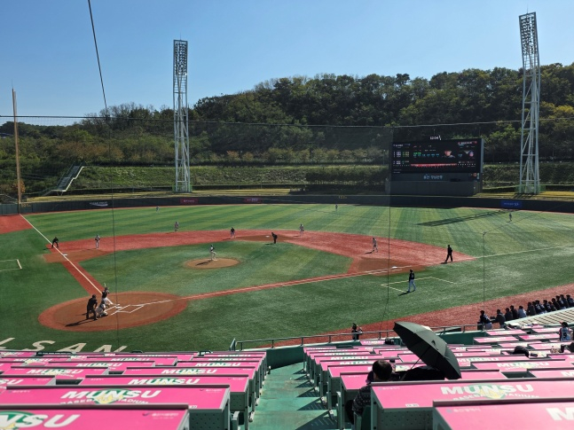 미국 롱비치 팀과 한국 LG 트윈스 퓨처스 팀이 30일 울산 문수야구장에서 열린2026 KBO 가을리그 준결승전을 치르고 있다. /사진=김동윤 기자