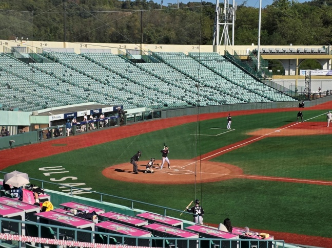 미국 롱비치 팀과 한국 LG 트윈스 퓨처스 팀이 30일 울산 문수야구장에서 열린2026 KBO 가을리그 준결승전을 치르고 있다. /사진=김동윤 기자