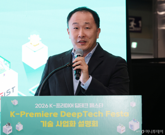 김상현 KAIST 전기 및 전자공학부 교수가 29일 서울 강남구 코엑스에서 열린 '2026 K-프리미어 딥테크 페스타'에서 'AI 반도체용 질화갈륨 기반 3D 수직 전력공급 기술'에 대해 발표하고 있다. /사진=김창현 기자 chmt@