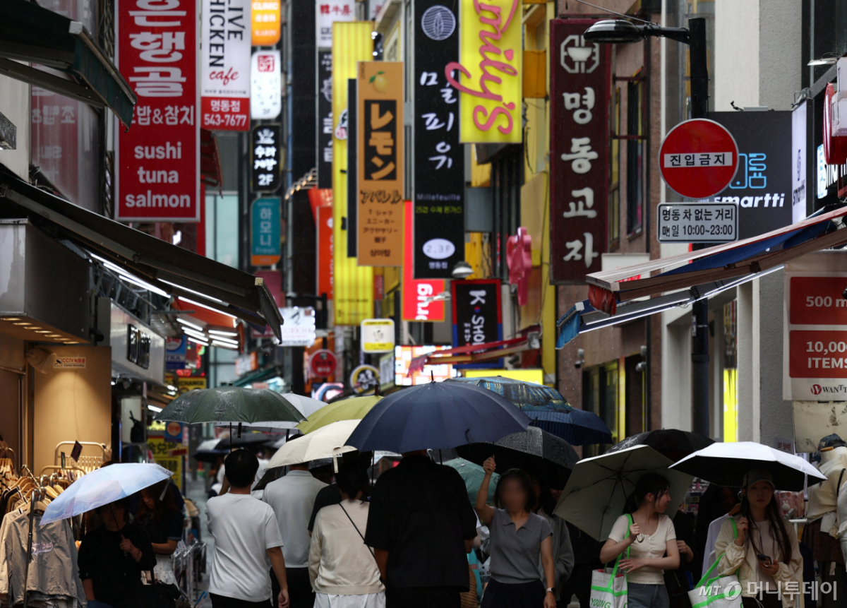 서울 중구 명동거리에서 시민과 관광객들이 오가고 있다. 2026.8.31/뉴스1 Copyright © 뉴스1. All rights reserved. 무단 전재 및 재배포, AI학습 이용 금지. /사진=(서울=뉴스1) 김민지 기자