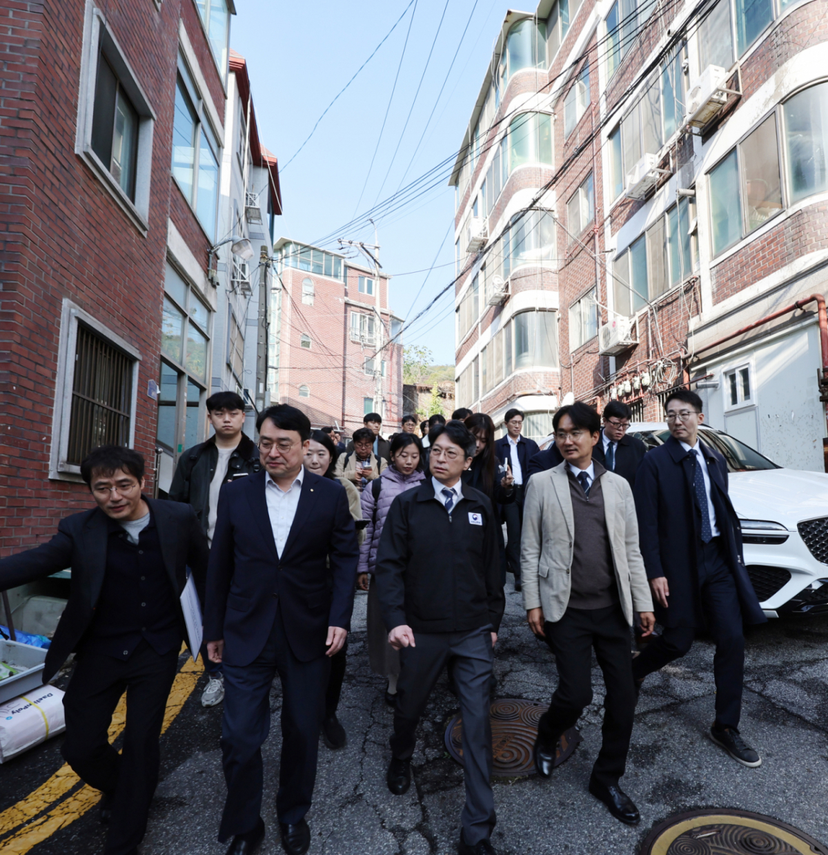 [서울=뉴시스] 박주성 기자 = 홍지선 국토교통부장관이 30일 오전 서울 노원구 상계2구역 재개발사업지 현장을 방문해 현장을 둘러보고 있다. 2026.10.30. park7691@newsis.com /사진=뉴시스